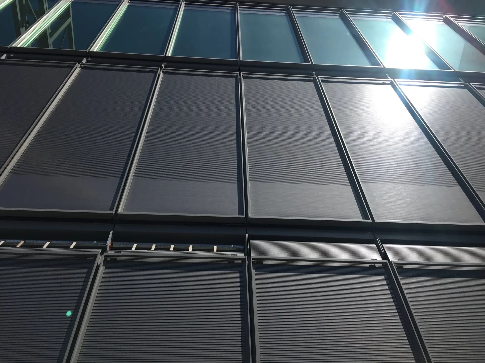 Brise soleil louvre system