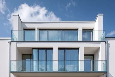 FS 1500 rahmenloses Glasgeländer an Wohnungsbalkon Frontansicht