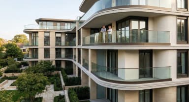 FS 1500 Bodenprofil-Glasgeländersystem an europäischer Wohnfassade mit Straßenansicht