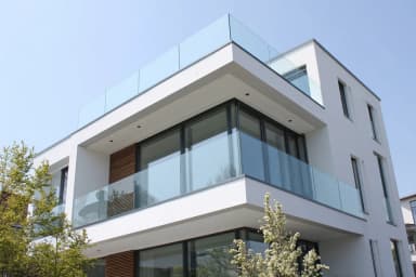 FS 1500 rahmenloses Glasgeländer an Mehrfamilienhaus-Fassade mit Balkonen