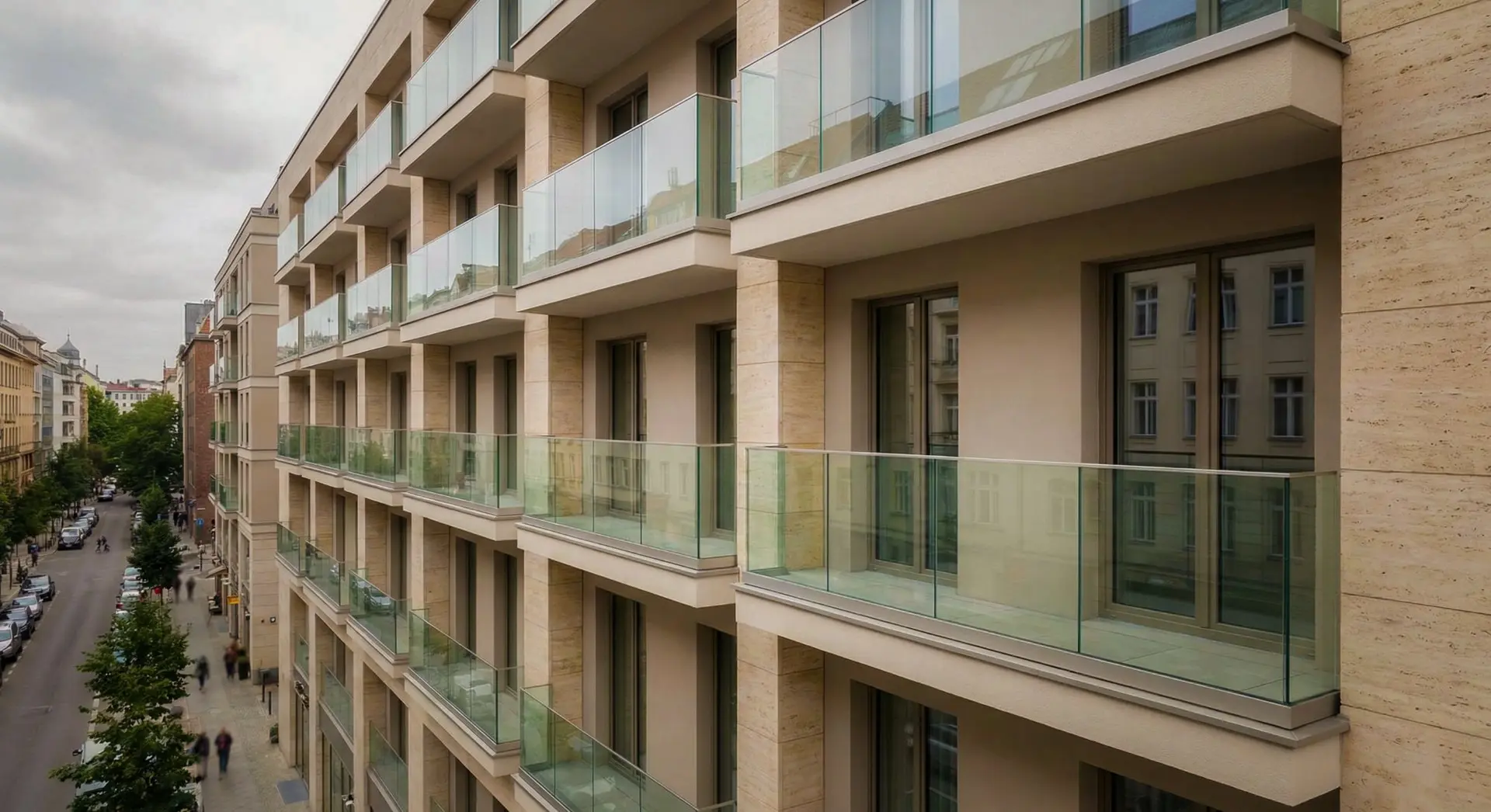 FS 1500 rahmenlose Glasbrüstung auf Luxusterrasse mit Meerblick und Loungemöbeln