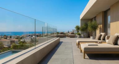 FS 1500 Glasgeländer auf Villa-Balkon — Paar genießt Panorama-Aussicht durch transparente Absturzsicherung