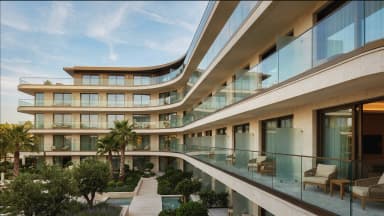 FS 3000 rahmenloses Glasgeländer an Hochhaus-Küstenwohnung mit Meerblick