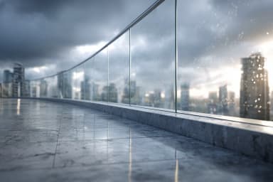 FS 7000 balustradă sticlă fără cadru pe clădire înaltă în furtună urbană — panoramă prin sticlă udă