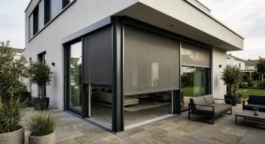 Luxa 100 Zip-Screen-Beschattung teilweise heruntergelassen auf einer modernen Terrasse mit Lounge-Möbeln