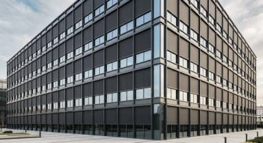 Luxa 100 Zip-Screen-System an einer gewerblichen Bürogebäude-Fassade mit raumhoher Verglasung