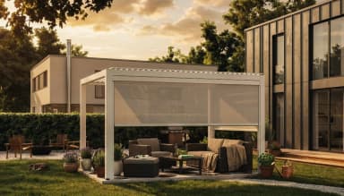 Luxa 100 Zip-Screen an einer Gartenpergola mit beschattetem Outdoor-Wohnbereich bei Sonnenuntergang