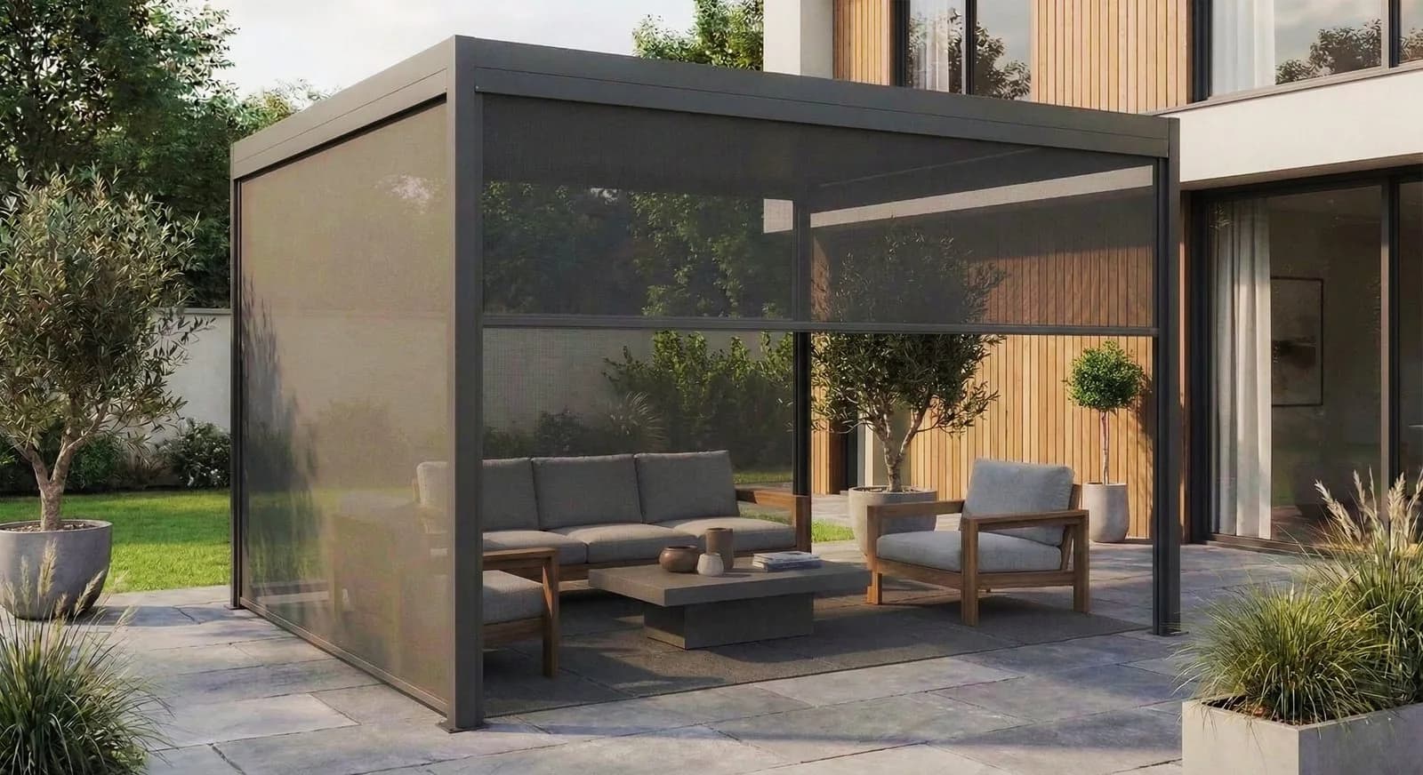 Luxa 100 zip-geführte Screen-Beschattung an einer modernen Pergola mit Gartenmöbeln
