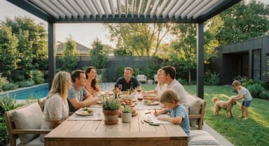 Familie entspannt unter freistehender Luxa 700 Pergola mit Zip-Screens am Swimmingpool an einem Sommertag