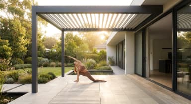 Luxa 700 bioklimatische Pergola mit motorisierten Lamellen auf einer Restaurantterrasse