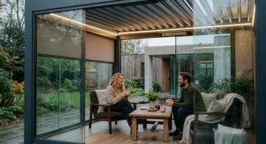 Bioklimatische Pergola Luxa 700 — Frau beim Yoga auf sonniger Terrasse mit verstellbaren Aluminium-Lamellen bei Sonnenaufgang