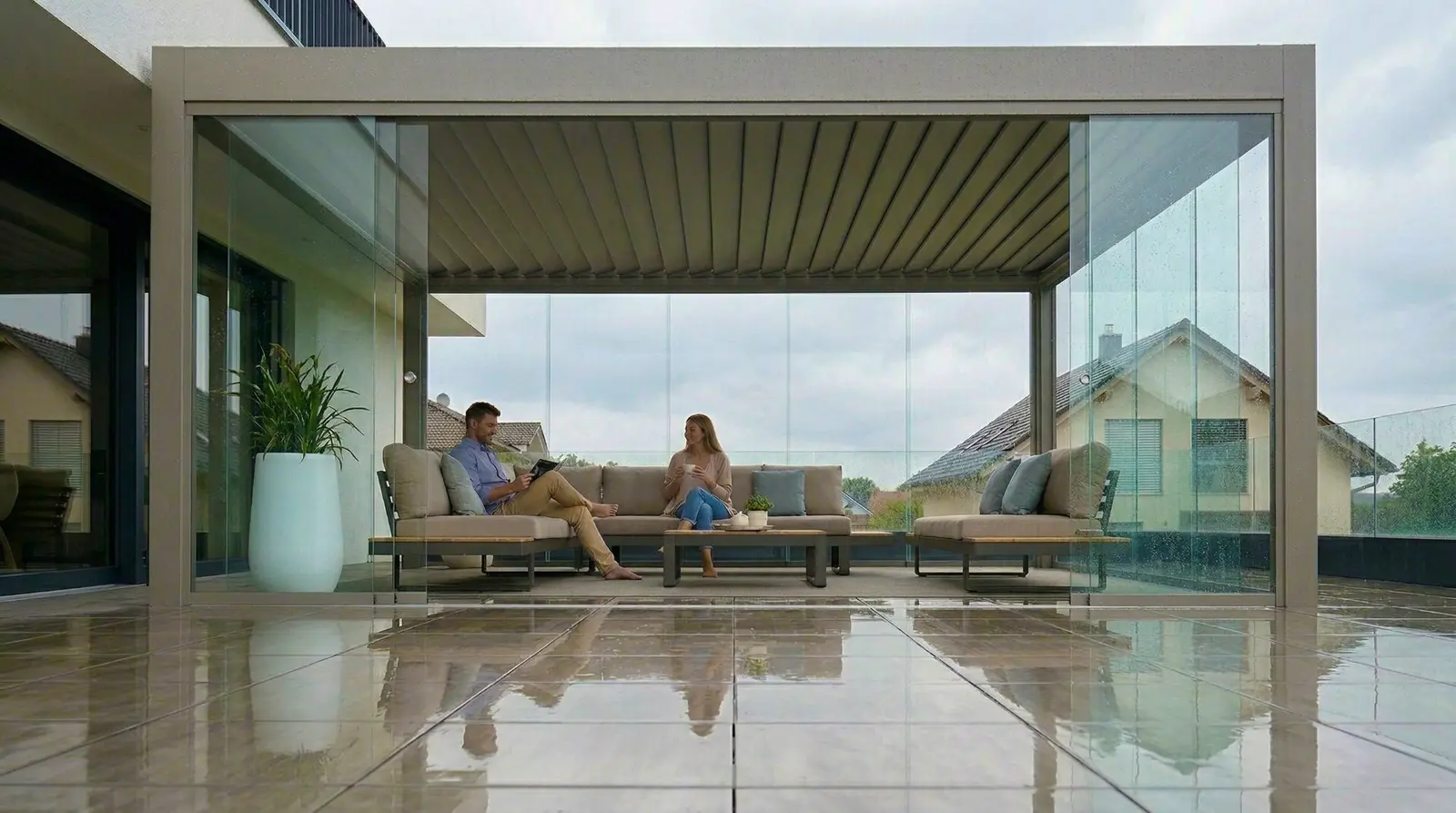 Luxa 800 aufschiebbares Lamellendach mit Glasumschließung bei Regen auf Dachterrasse — Paar in Ganzjahres-Außenraum