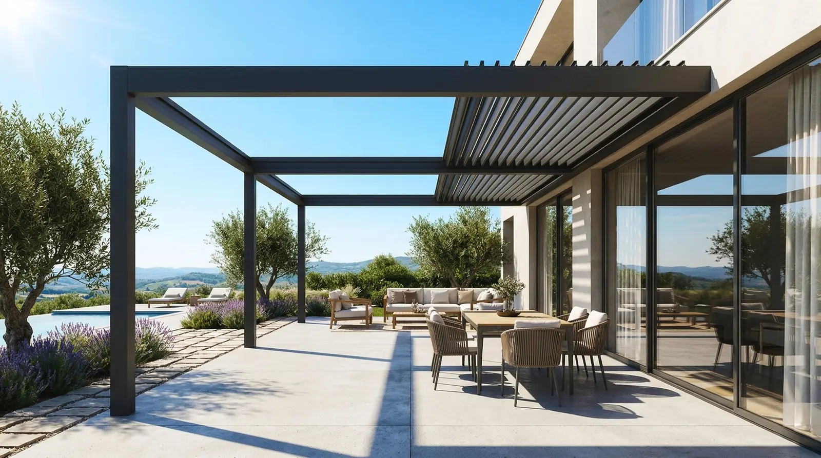 Aufschiebbares Lamellendach Luxa 800 Panorama — Aluminium-Pergola über Lounge und Essbereich am Pool