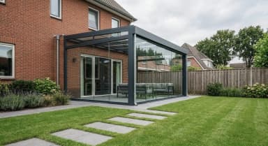 Luxa WG wandmontierte Glasveranda mit Gartenweg und Außenmöbeln