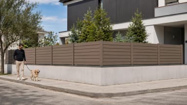 VisioMod Modulo 60×60 mm Pfostensystem an mediterraner Küstenvilla — Marine-Grade Qualicoat Klasse 2 mit Eckpfostendetail am Terrassenrand