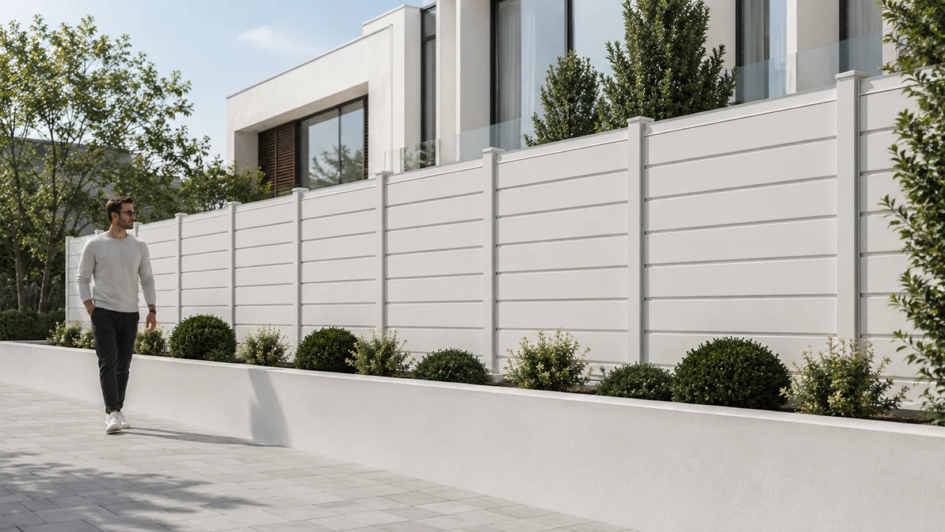 VisioMod Modulo 60×60 mm Pfostenplattform am Wohngarten im goldenen Licht — verdeckte Pfosten halten horizontale Füllpaneele ohne sichtbare Befestigungen