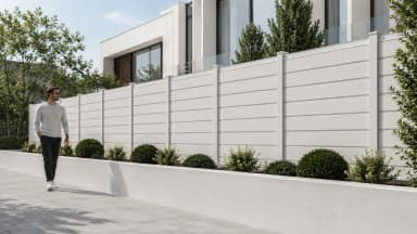 VisioMod Modulo 60×60 mm Pfostenplattform am Wohngarten im goldenen Licht — verdeckte Pfosten halten horizontale Füllpaneele ohne sichtbare Befestigungen