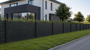 VisioMod Lineo antracit vandret aluminiumhegn langs gade-grænsen for modernistisk hvidpudset villa med mørk tegl, sommeraften, velplejet plæne-front