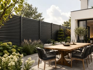 VisioMod Lineo bred flad lamel 140 × 20 mm ved modernistisk villagrænse, panel læses som et kontinuerligt arkitektonisk plan justeret med facadebeklædningsfag i den gyldne time
