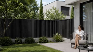 VisioMod Verto vertikaler Lattenzaun am Einfahrt-Eingang einer zeitgenössischen Villa, klarer architektonischer Rhythmus als durchgehender Staketenzaun ohne Holz