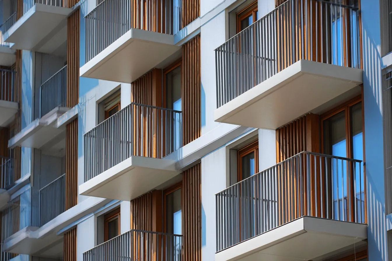 Aluminium Balcony Railings: Modular Systems, Infill Options and RAL Colours
