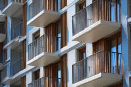 Aluminium Balcony Railings: Modular Systems, Infill Options and RAL Colours