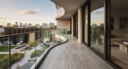 Glasgeländer für Balkone: Systeme, Normen und Planung in Deutschland