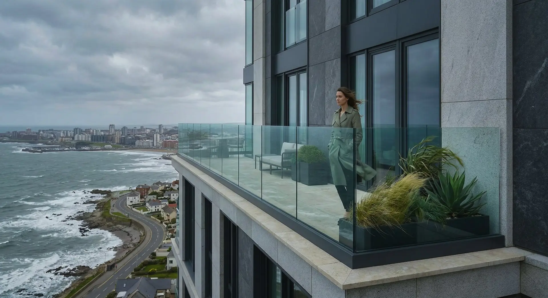 FS 7000 rahmenlose Glasbrüstung an Penthouse-Balkon mit Küstenstadt-Panorama