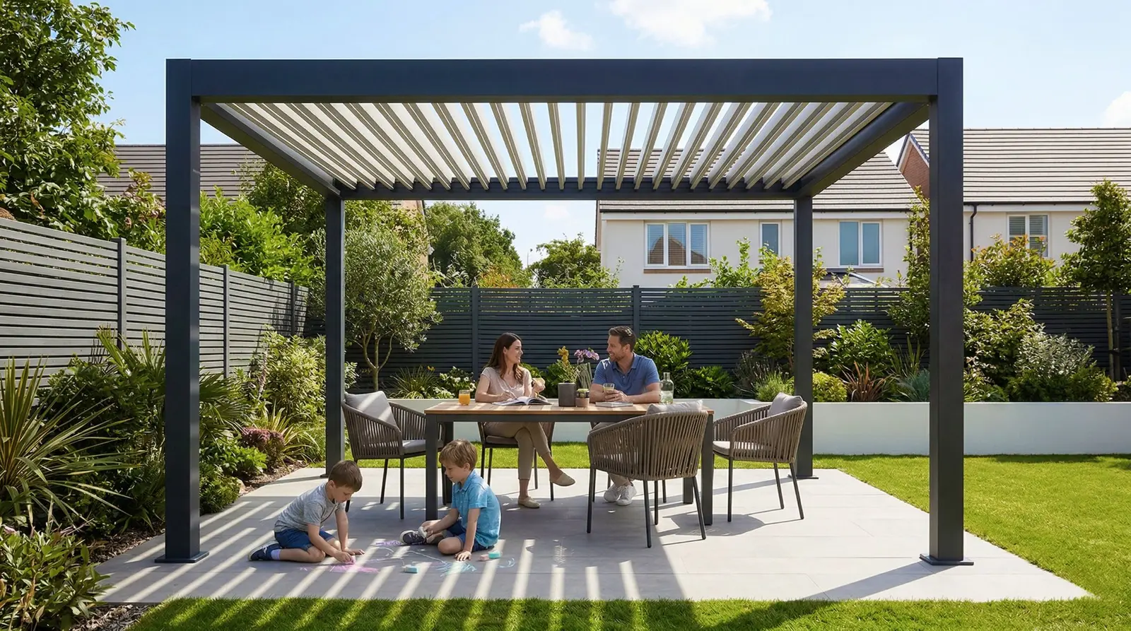 Pergola bioclimatique manuelle Luxa Sereno 500M avec lames à engrenages sur terrasse moderne